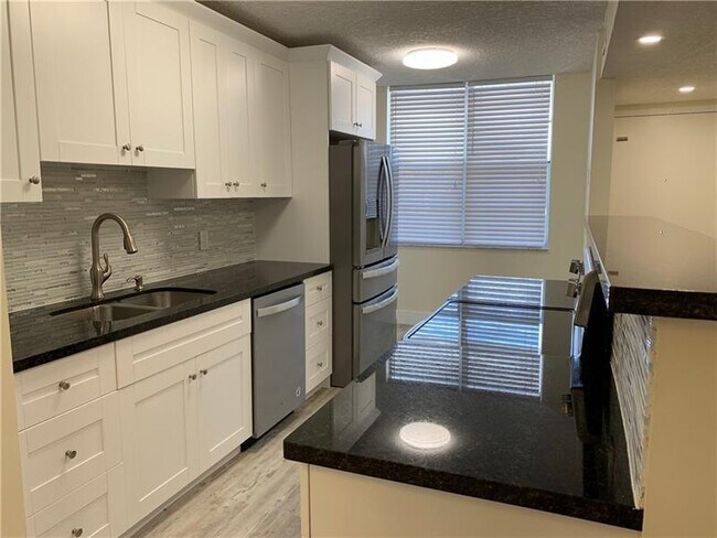 Building Photo - 250 Jacaranda Dr