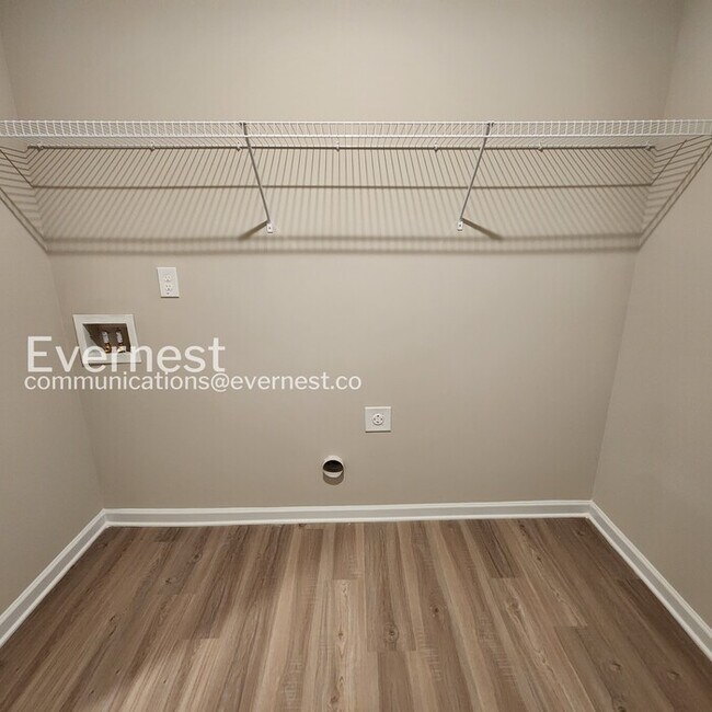 Building Photo - 3 Bed/2 Bath Home with Attached Garage / Pet-Friendly / Coming Soon!