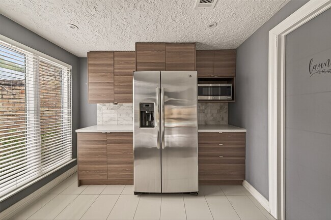 Building Photo - 2130 Round Lake Dr