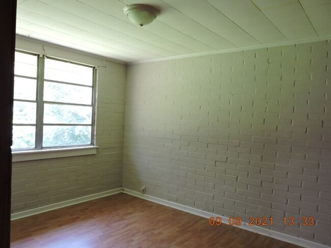 Building Photo - Great Location in MidCity - 3BR/1BA House ...