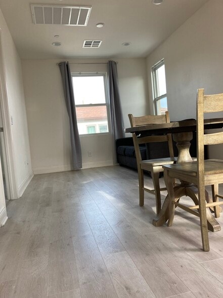 Building Photo - 38 S Saticoy Ave