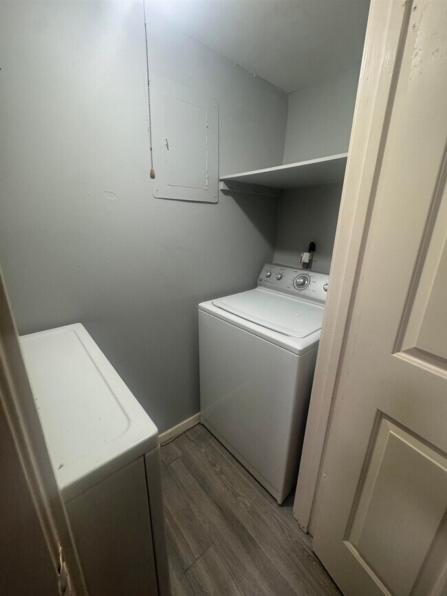 Building Photo - 6633 Poplar Woods Cir E