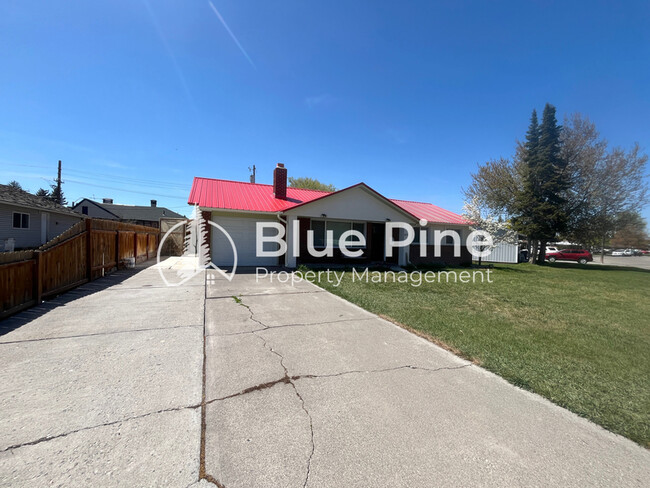 Primary Photo - 1652 Austin Ave