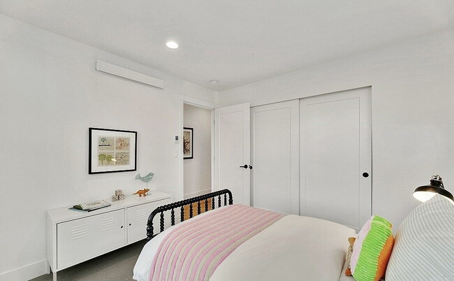 Building Photo - "Charming 3-Bedroom Gem in Seattle's Vibrant Heart - 1733 Sq. Ft. of Modern Comfort!"