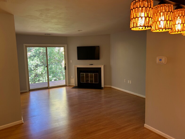 Building Photo - 7264 Glen Hollow Ct