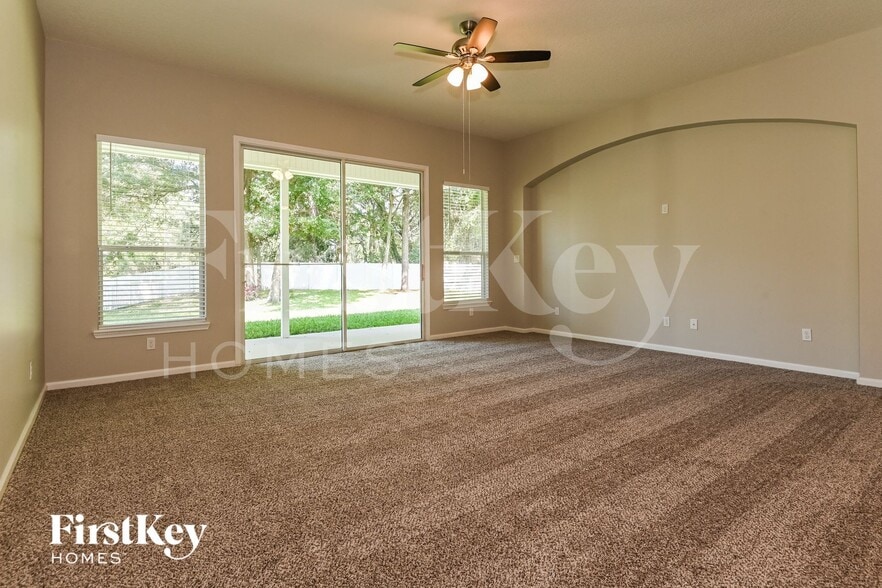 Building Photo - 13915 Ponderosa Pine Dr E
