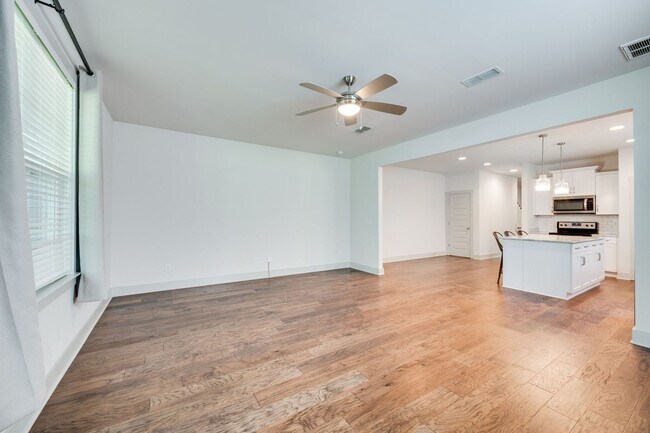 Building Photo - Beautiful 3BE/2.5BA by Invent Communities/...