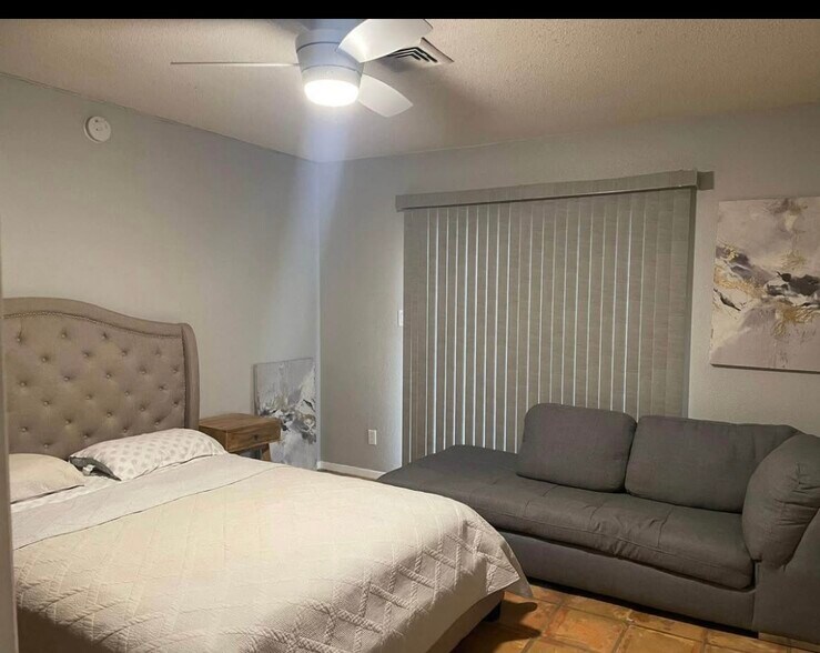 Building Photo - 712 Continental Dr