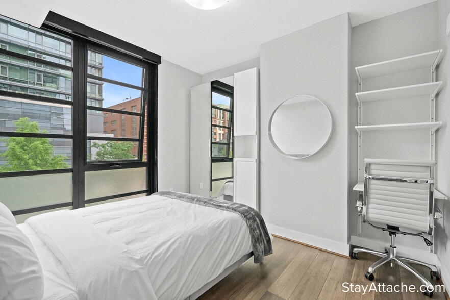 Building Photo - 1300 4th St SE