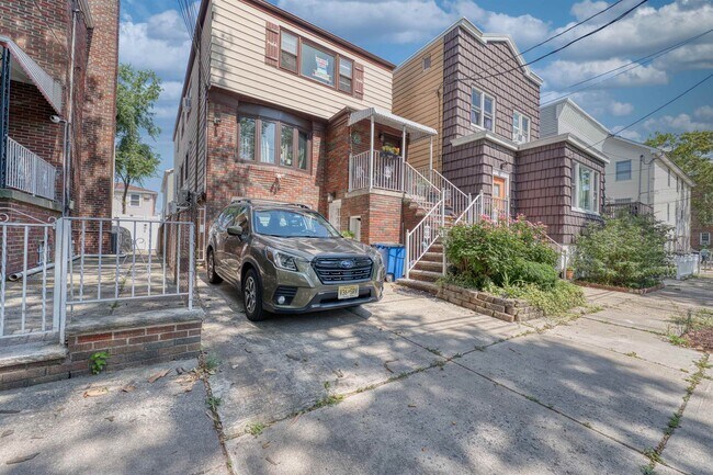 Primary Photo - 17 Miller St