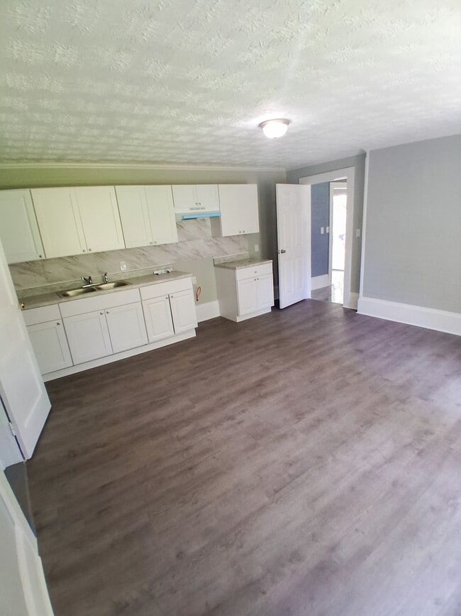 Building Photo - Inviting 2-Bedroom, 1-Bath Home in a Prime...