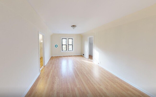 Building Photo - 1545 N Wood St