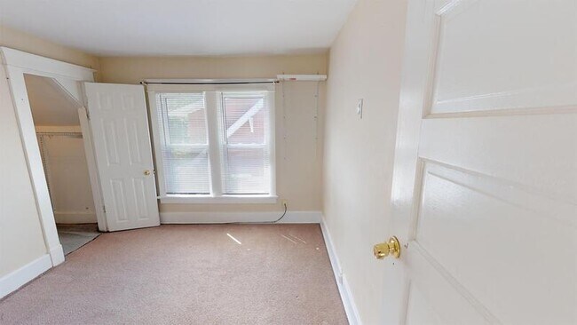 Building Photo - 822 Dewey Ave