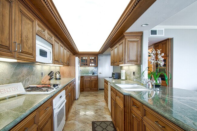 Building Photo - 9 Month Winter Lease - 9/12/26-5/22/27