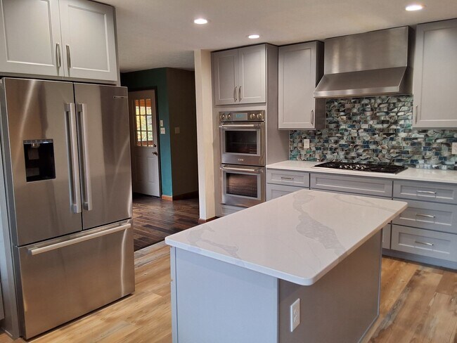 Building Photo - Oak Ridge 37830 - 4 bedroom 2.5 bath - call Sharon Arnwine 865-313-7215