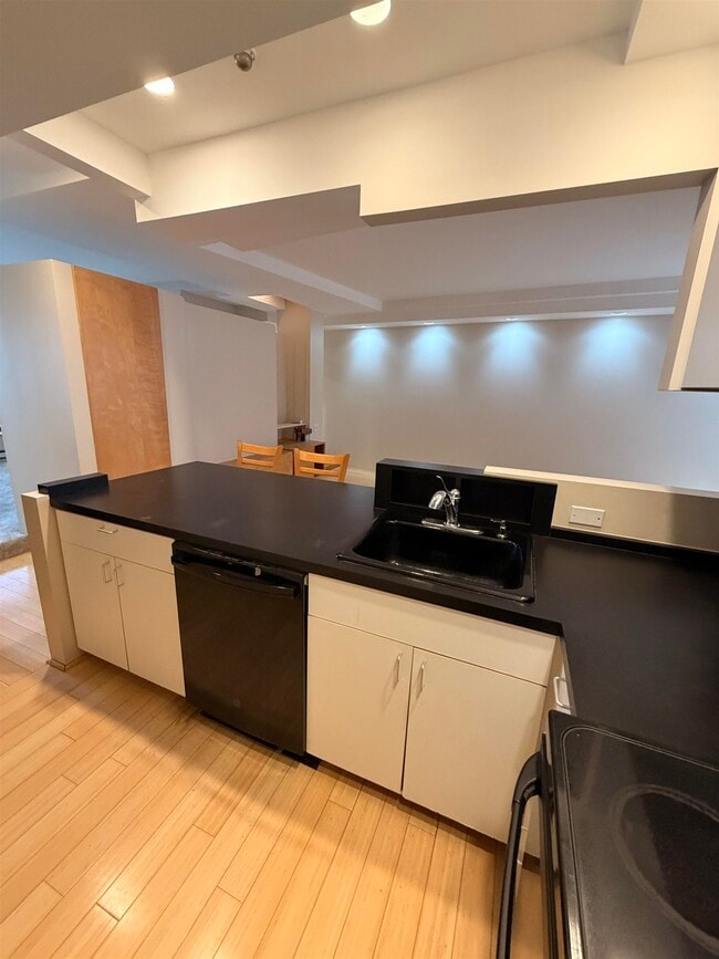 Building Photo - 401 State Street