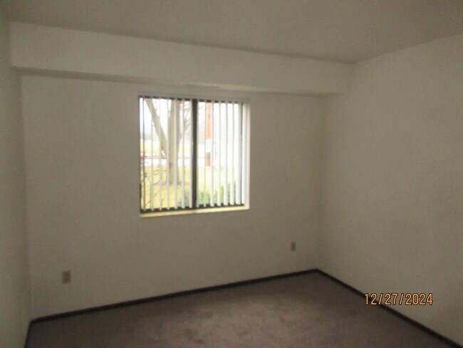 Building Photo - Available May 2026 Germantown -Two Bedroom lower includes off street parking