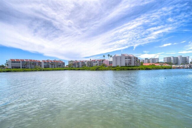 Building Photo - 7400 Sun Island Dr S