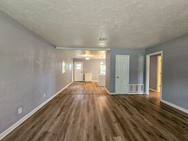 Building Photo - Cute 2 or 3 bedroom 1 bath near OBU