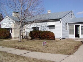 Building Photo - 2 bedroom home available in Rockford