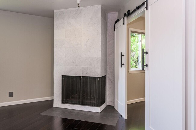 Building Photo - EPIC REA:End-Unit & Top 2 Floor (Penthouse...