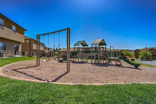 Building Photo - Charming 3 bedroom Townhome. 2 Community Pools!