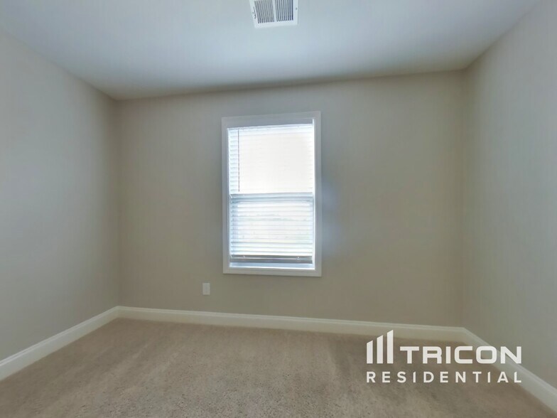 Building Photo - 1021 Crescent Moon Lp