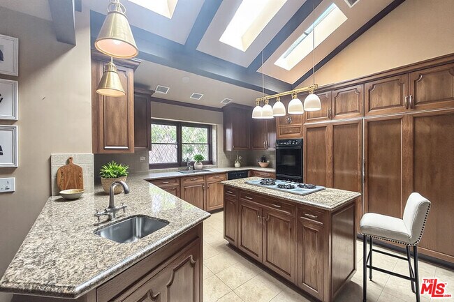 Building Photo - 612 Alta Dr