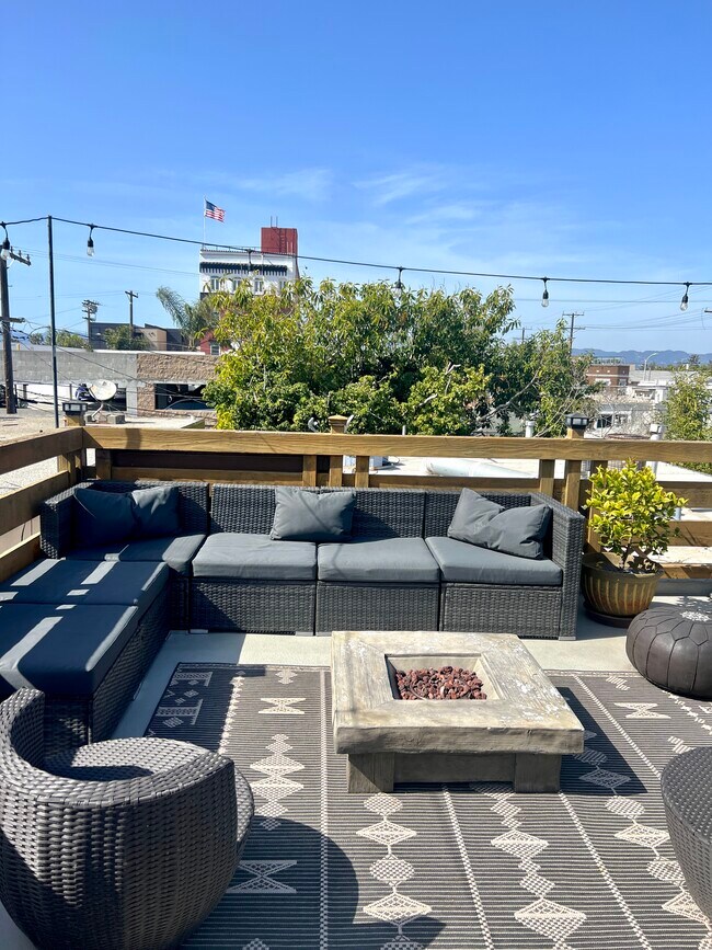 2Bedroom/2Bath - Option for fully furnished or unfurnished - 33 S Venice Blvd
