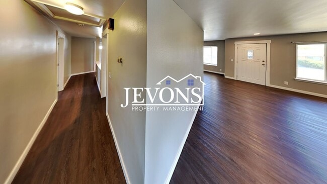 Building Photo - Near Randall Park - Charming home with two kitchens and washer/dryer included!