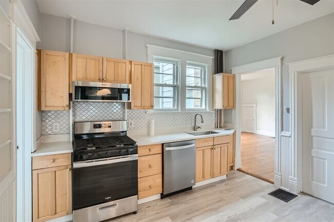 Building Photo - 323 3rd St