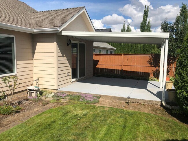 Building Photo - Larger Three Bedroom Home in Keizer