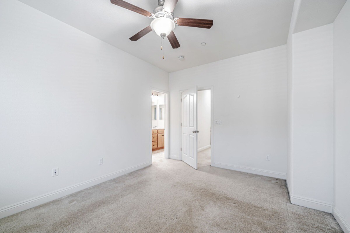 Building Photo - 6704 S Mariposa Ln