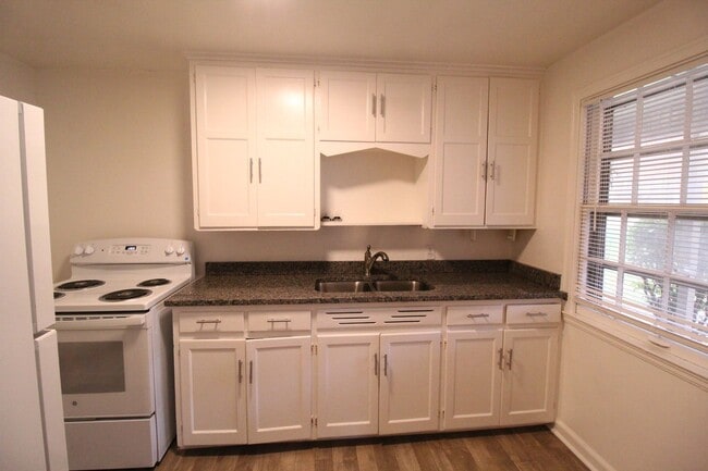 Building Photo - January FREE On This Updated 1 Bedroom 1 Bath Duplex in Navy Hill Area in Olathe