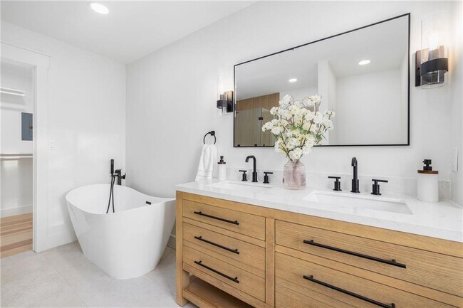 Building Photo - 7 Sheffield Ave