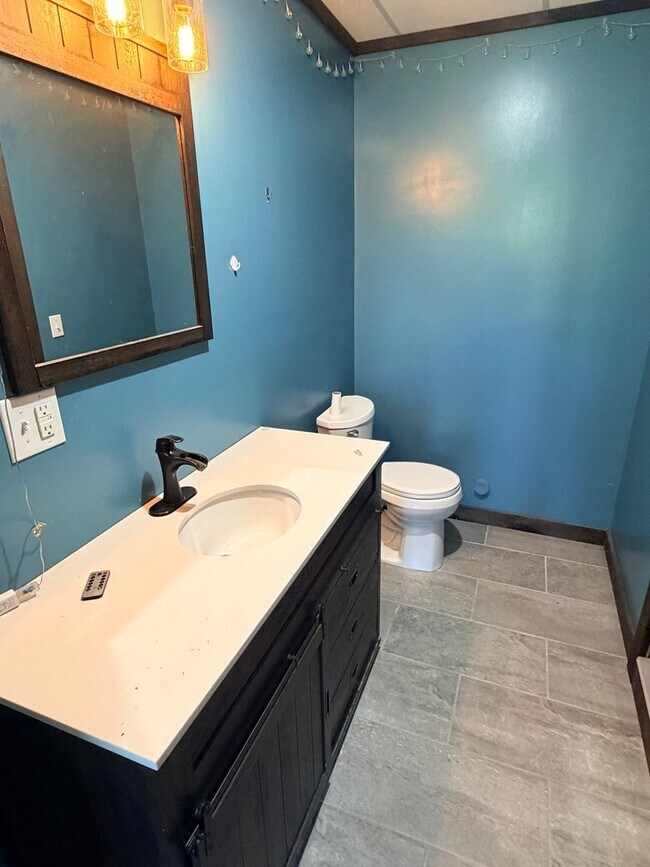 Building Photo - Spacious 3 Bed, 3.5 Bath Home - Convenient Mars Hill Location