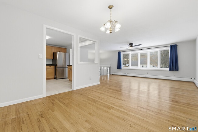 Building Photo - 10 College St