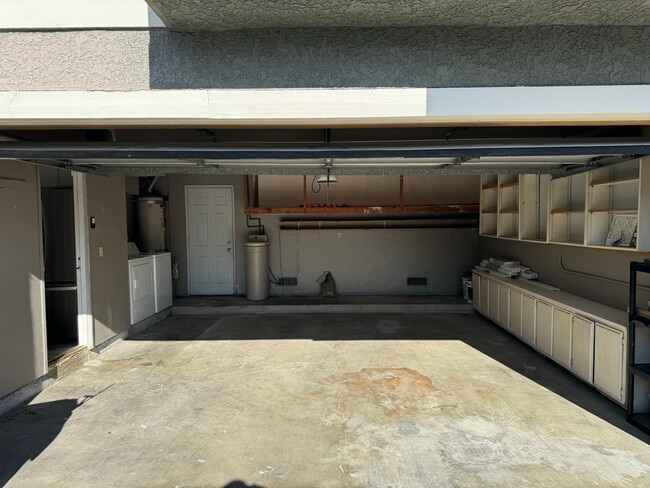 Building Photo - 512 E Lime Ave