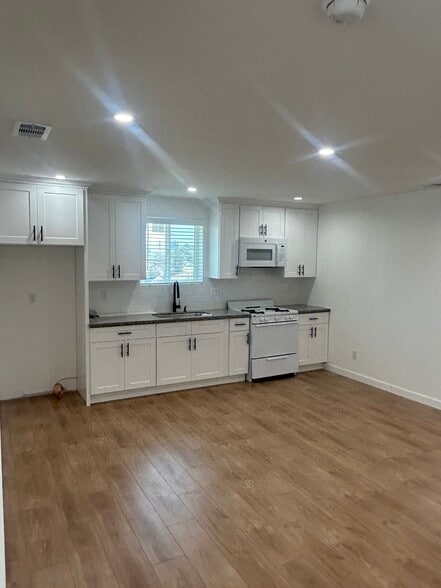 Building Photo - 11723 Pendleton St