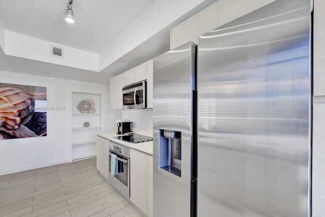 Building Photo - 2600 E Hallandale Beach Blvd
