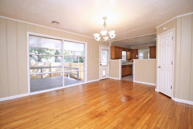 Building Photo - Northeast Pensacola Home- Entertainers Dre...