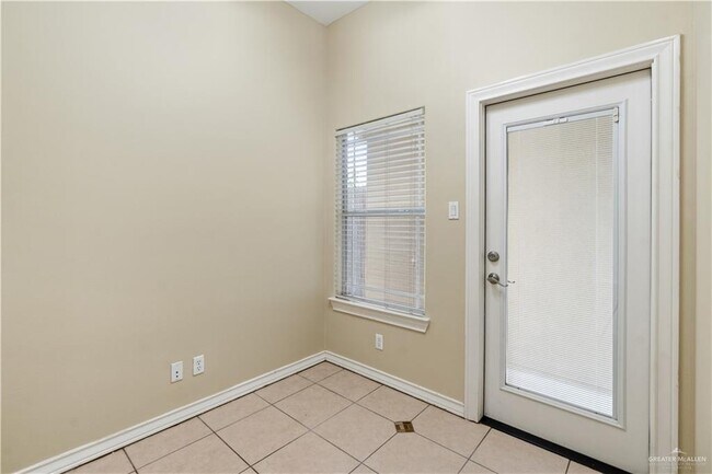 Building Photo - 15 Wellington Ave