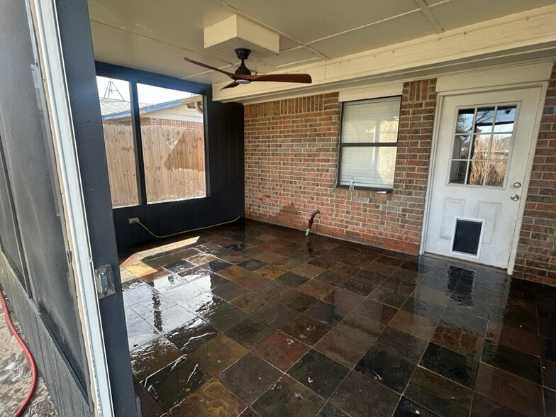 Building Photo - 606 W Ridge Dr