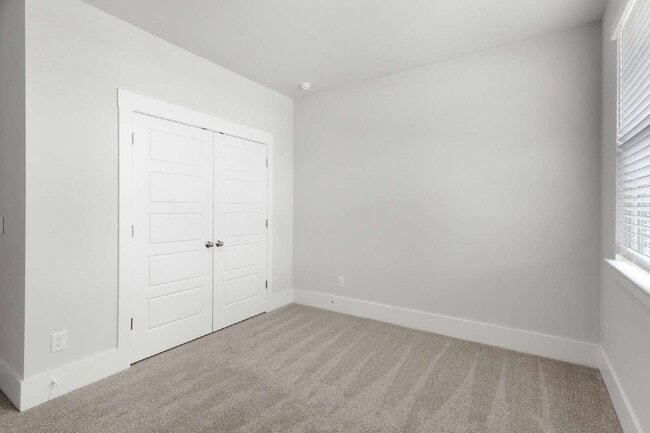 Building Photo - Spacious 4 Bedroom Home in Blake Farm