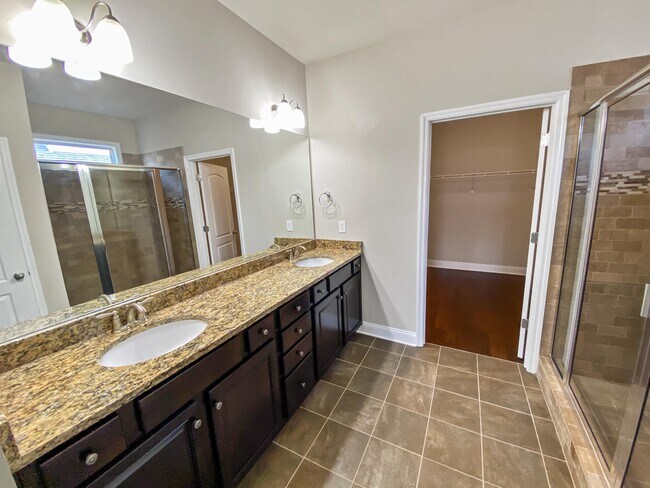 Building Photo - 3037 Greenway Cir SE