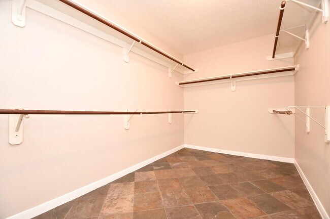 Building Photo - 5418 Cinnamon Lake Dr