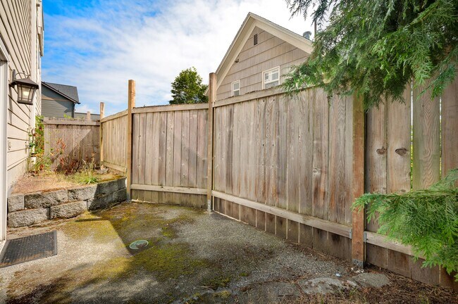 Building Photo - Spacious 3 bedroom townhouse with attached garage and stunning views - Queen Anne / Fremont