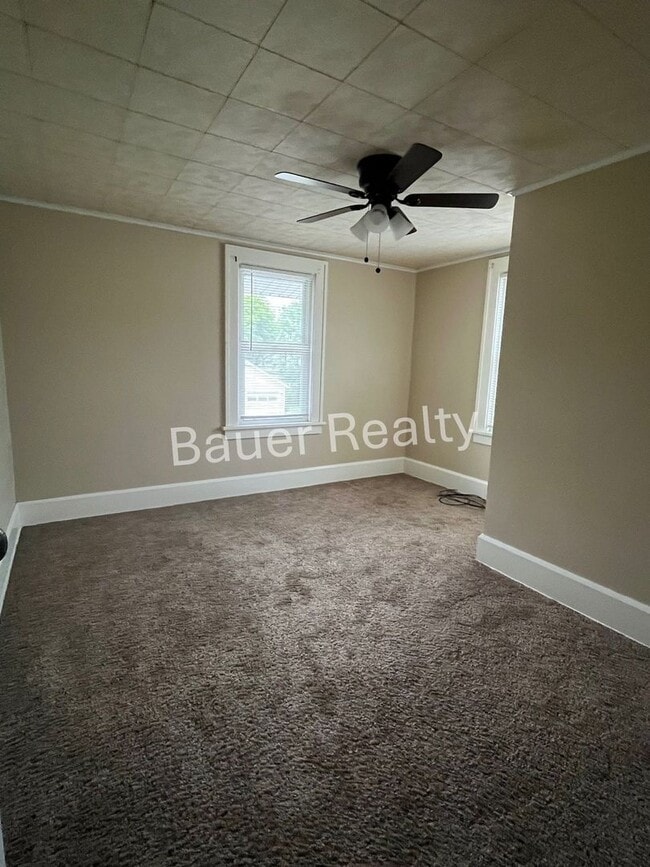 Building Photo - Charming 3 Bedroom Home