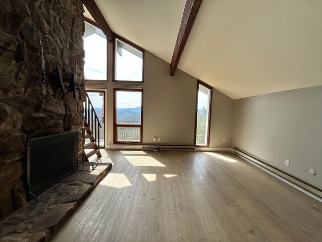 Building Photo - 2 Bedroom Mountain Home with Loft and Spec...