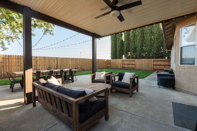 Building Photo - Stunning 3 Bedroom 2 Bath Home